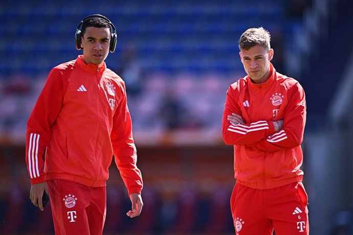 Archivo - FILED - 06 April 2024, Baden-Württemberg, Heidenheim: Bayern Munich's Jamal Musiala and Joshua Kimmich stand on the pitch before the German Bundesliga soccer match between FC Heidenheim and Bayern Munich at Voith-Arena. Bayern Munich board membe