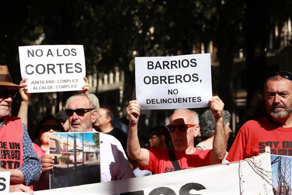 Archivo - Decenas de personas, del colectivo Barrios Hartos, se concentran en la puesta del Ayuntamiento de Sevilla en una imagen de archivo. 