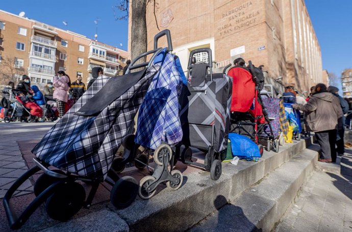 Archivo - Varias personas hacen cola para recibir alimentos de la Fundación Madrina, en la plaza de San Amaro, a 7 de enero de 2022, en Madrid (España). El objetivo de los actos de la Fundación Madrina durante las fiestas navideñas es rendir homenaje a lo