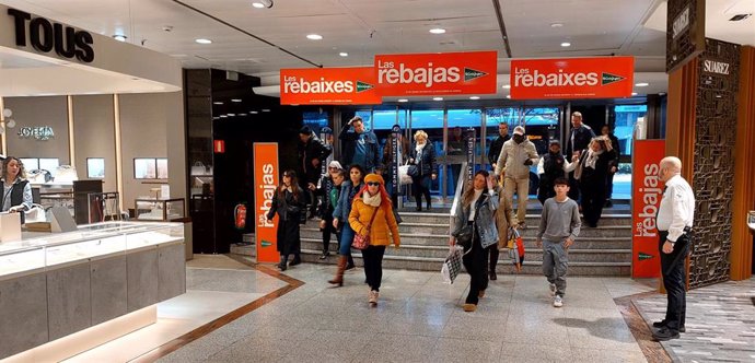 Varias personas entran a un Corte Inglés en el primer día de Rebajas de Invierno de 2025.