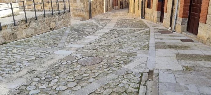 La Junta pone en valor el Camino de Santiago a su paso por Castrojeriz, Burgos, con intervenciones en su tramo urbano  .
