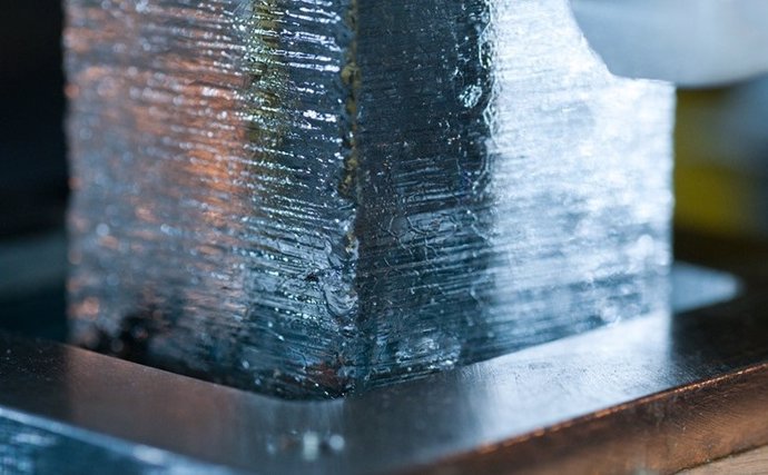 Muestra de hielo en el derretimiento durante los análisis químicos continuos de núcleos de hielo en el  Desert Research Institute