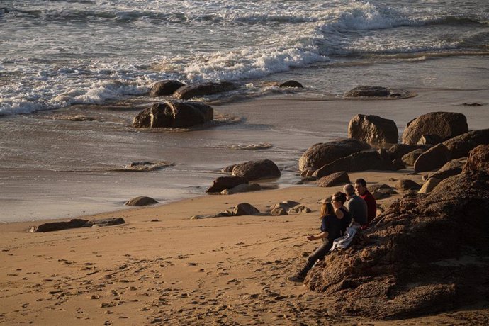 Archivo - Varias personas disfrutan de las altas temperaturas en la playa de A Lanzada, a 25 de enero de 2024, en Sanxenxo, Pontevedra, Galicia (España). Las máximas más altas para este mes de enero en algunas ciudades gallegas son: A Coruña (23.1 grados)