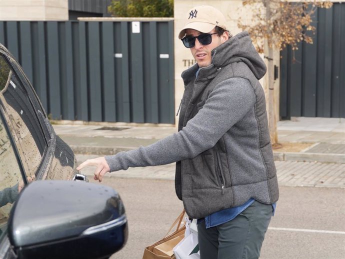 Íñigo Oonieva llega a casa de su madre solo y cargado de regalos