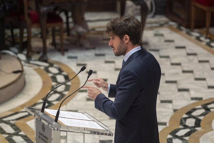 Archivo - Arxiu - El portaveu de l'equip de govern a l'Ajuntament de València, Juan Carlos Caballero, intervé durant una sessió plenària