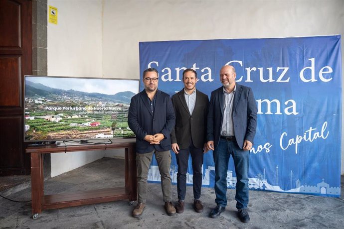 El alcalde de Santa Cruz de La Palma, Asier Antona, el consejero de Transición Ecológica del Gobierno de Canarias, Mariano Hernández, y el concejal de Hacienda, Juan Guerra, en la presentación del proyecto de Huerta Nueva