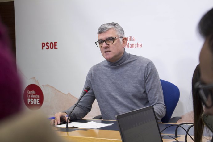 El presidente del Grupo Parlamentario Socialista, Ángel Tomás Godoy. en rueda de prensa.