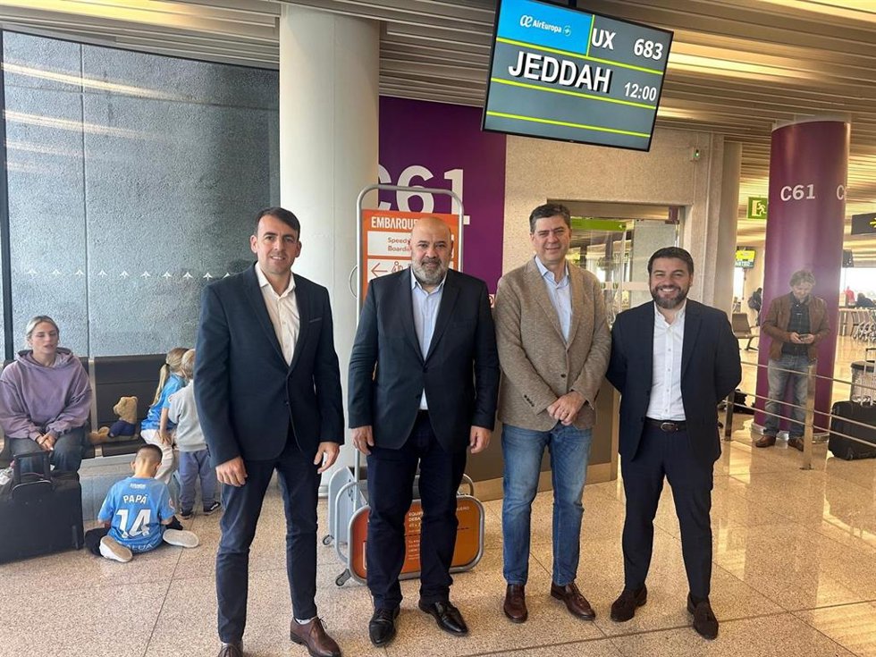 Representantes del Govern y el Ayuntamiento de Palma acompañan al RCD Mallorca a la Supercopa en Arabia Saudita.