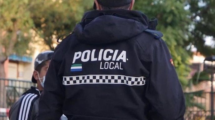 Archivo - Un agente de la Policía Local de Mijas.