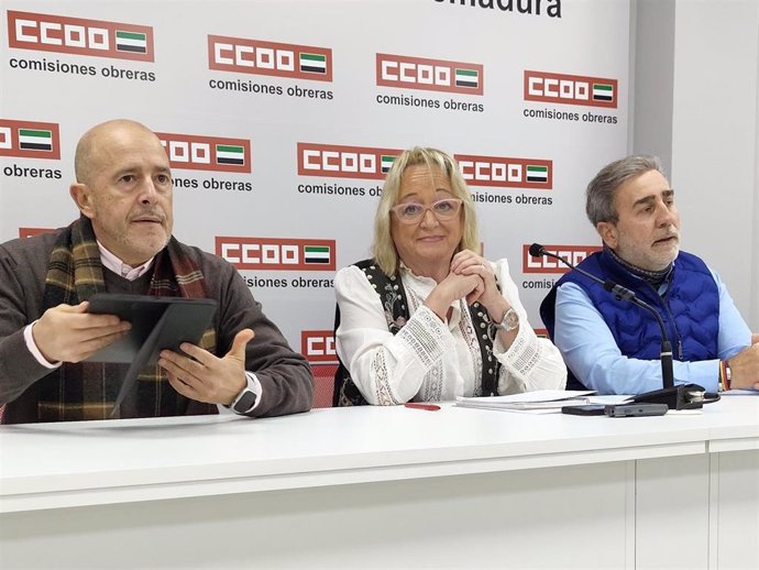 La secretaria general de CCOO Extremadura, Encarna Chacón, acompañada el secretario de Empleo y Acción Sindical, Paco Jiménez, y el secretario de Salud Laboral, Alberto Franco.