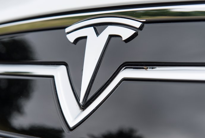 Archivo - FILED - 16 June 2015, Ebringen: The logo of Tesla electric vehicle company is pictured on an S model vehicle.