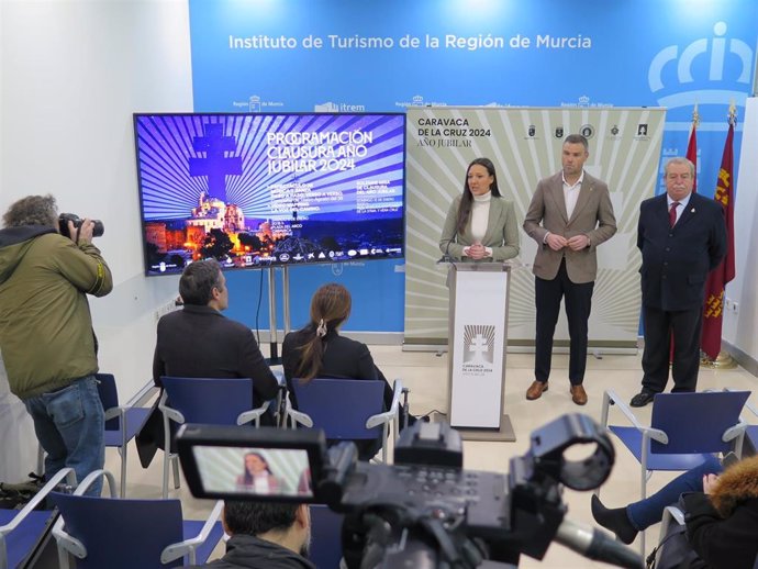 La consejera Carmen Conesa durante su intervención, en presencia del alcalde de Caravaca de la Cruz y del hermano mayor de la Cofradía de la Vera Cruz