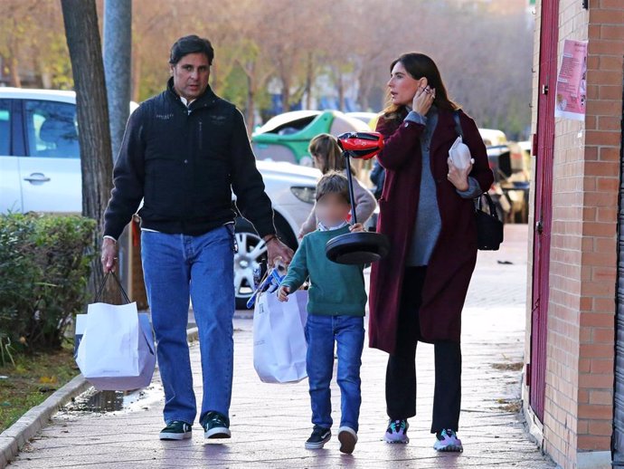 Fran Rivera y Lourdes Montes salen con sus hijos, Carmen y Curro, del domicilio de la madre de ella, Lourdes Parejo