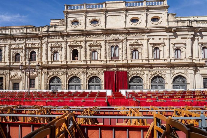 Archivo - Palcos preparados en la Plaza de San Francisco.