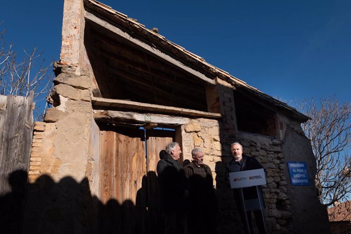 La presentación ha tenido lugar junto a uno de los solares de La Fresneda donde se construirá vivienda.