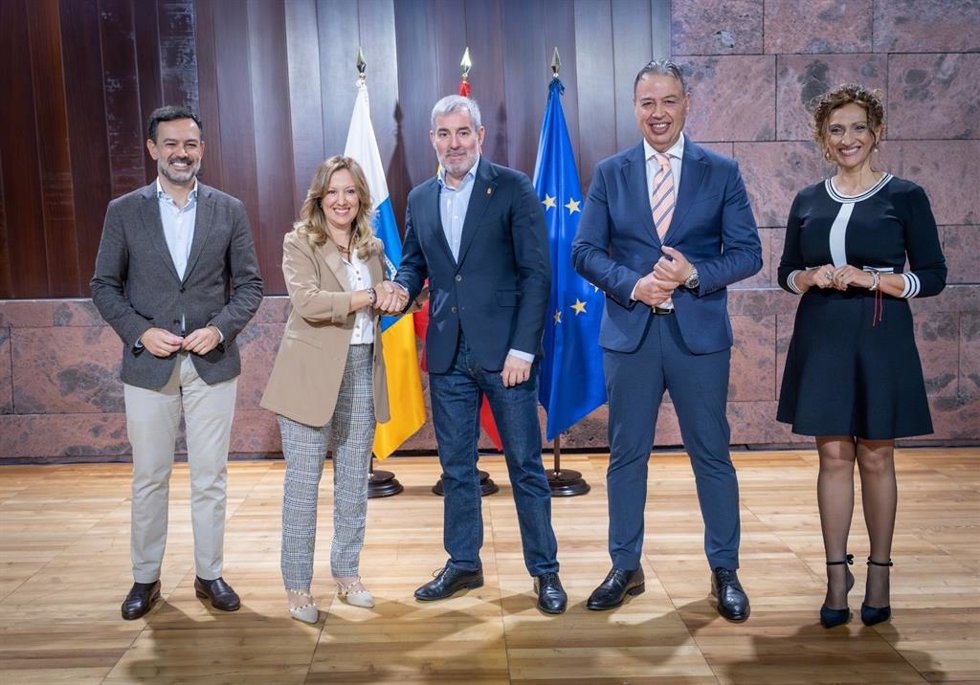 La presidenta del Cabildo de Tenerife, Rosa Dávila, y el presidente de Canarias, Fernando Clavijo (en el centro), en la firma de un convenio de promoción de viviendas públicas