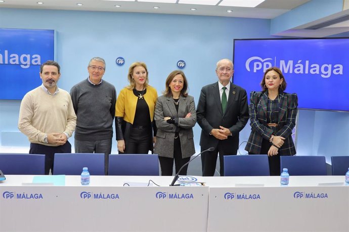 La presidenta del PP de Málaga, Patricia Navarro, ha comparecido en rueda de prensa junto al presidente de la Diputación, Francisco Salado, y el alcalde de Málaga, Francisco de la Torre, antes de la reunión del Comité provincial de Dirección del partido.