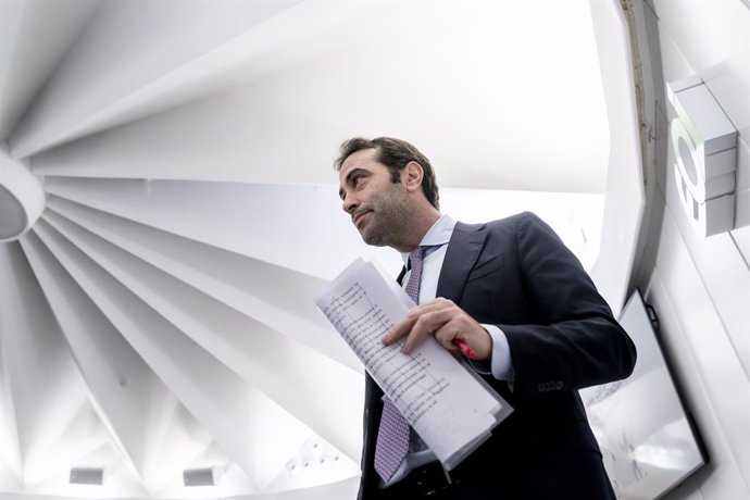 El ministro de Economía, Comercio y Empresa, Carlos Cuerpo, durante la presentación de la nueva versión de Carpeta Ciudadana, en la Escuela de Organización Industrial, a 19 de diciembre de 2024, en Madrid (España).. La nueva carpeta incorpora un perfil es