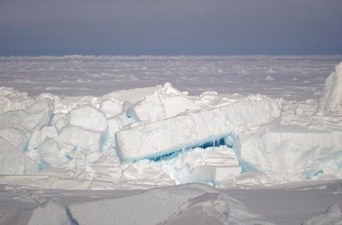 Primer plano de una cresta de presión recién formada en el Océano Ártico.