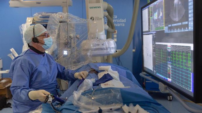 El doctor Ignacio García Bolao durante una intervención pionera en el mundo, gracias a un ensayo clínico, para aplicar un sistema de ablación y mapeo contra las arritmias complejas.