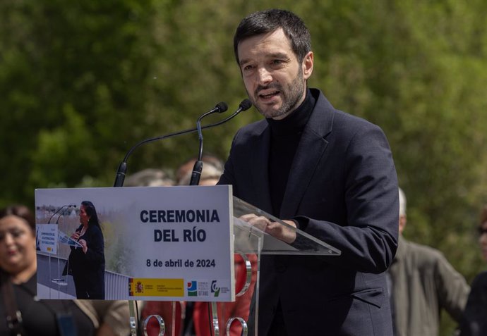 Archivo - El ministro de Derechos Sociales, Consumo y Agenda 2030, Pablo Bustinduy, interviene durante una jornada de celebración del Día Internacional del Pueblo Gitano, en los Jardines Húmedos del Puente de Segovia de Madrid, a 8 de abril de 2024, en Ma