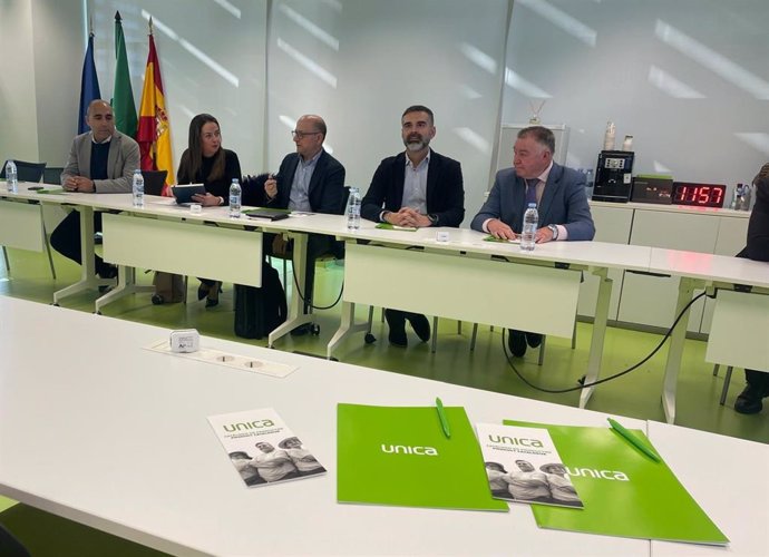 El consejero andaluz de Agricultura, Ramón Fernández-Pacheco, visita la sede de Unica Group.