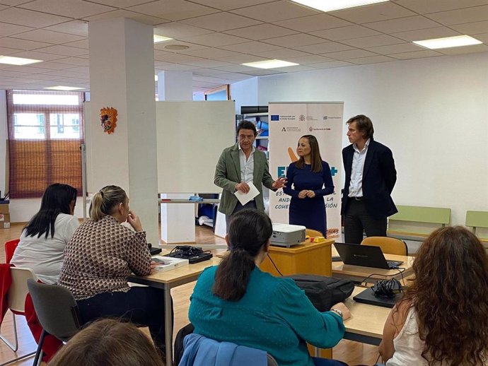 Archivo - El delegado de Empleo, Daniel Sánchez, con alumnas del programa Preparadas en Cádiz.