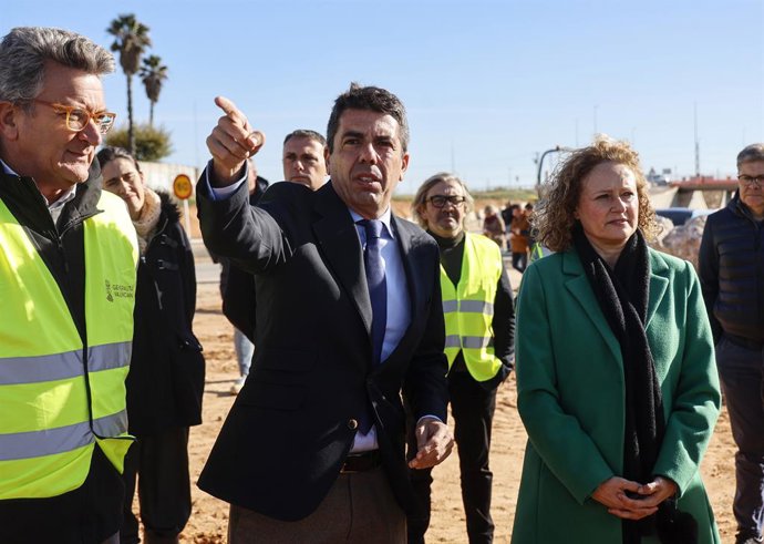 El president de la Generalitat, Carlos Mazón, durant la seua visita a les obres de recuperació del pont de la CV-403 afectat per les inundacions, als termes municipals de Torrent i Picanya