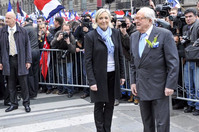 Archivo - May 1, 2013 - Paris, France - French far right party Front National (FN) honorary president Jean-Marie Le Pen and his daughter, the party's president, Marine Le Pen, stands in front of a statue of Joan of Arc, during the party's annual celebrati