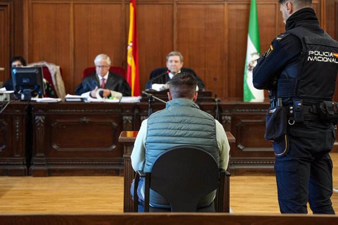 El acusado de asesinar a su novia menor de edad embarazada durante el juicio en la Audiencia Provincial