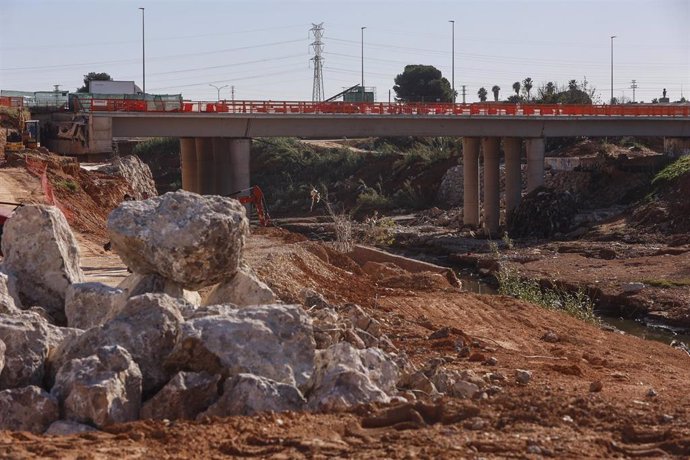 El presidente de la Generalitat, Carlos Mazón, durante su visita a las obras de recuperación del puente de la CV-403 afectado por las inundaciones, en los términos municipales de Torrent y Picanya