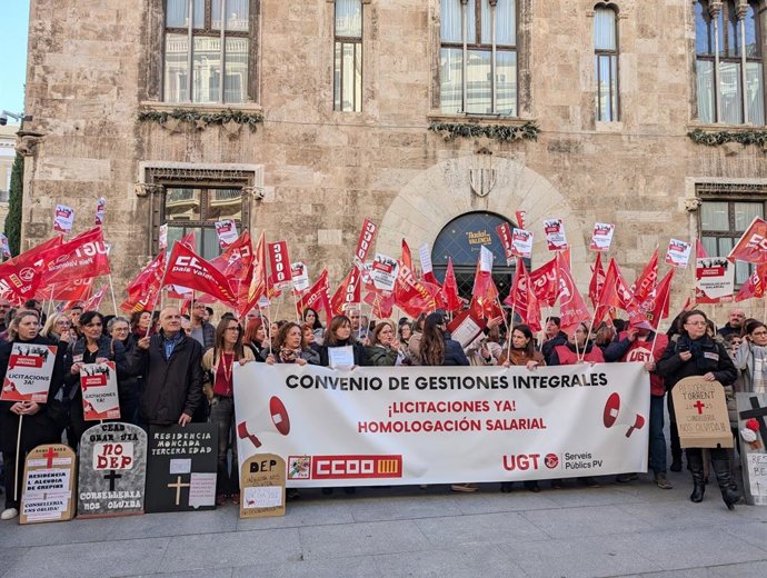 Una protesta exigix al Consell l'homologació salarial i licitació de contractes de centres de majors i dona