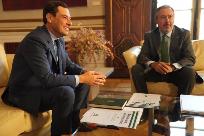 Juanma Moreno y Juan Espadas, durante una reunión que mantuvieron en el Palacio de San Telmo de Sevilla