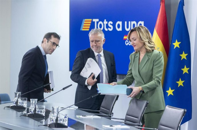 (I-D) El ministro de Economía, Comercio y Empresa, Carlos Cuerpo; el ministro de Política Territorial y Memoria Democrática, Ángel Víctor Torres y la ministra Portavoz, Pilar Alegría, durante una rueda de prensa posterior al Consejo de Ministros