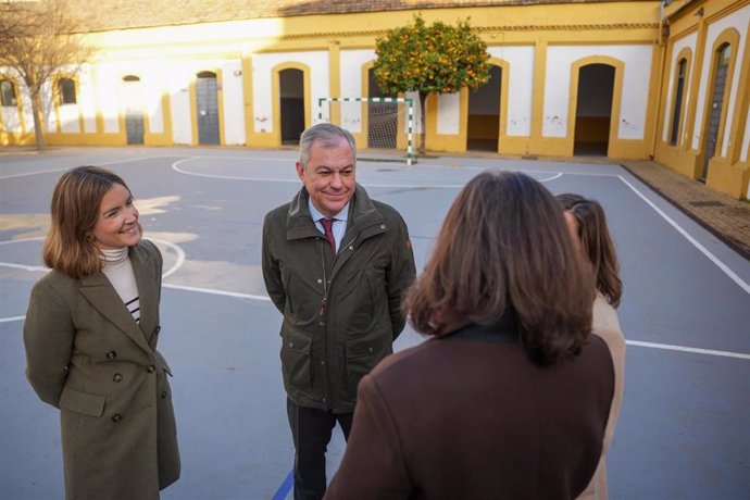 El alcalde de Sevilla, José Luis Sanz, presenta el plan de mejoras para centros escolares en 2025.