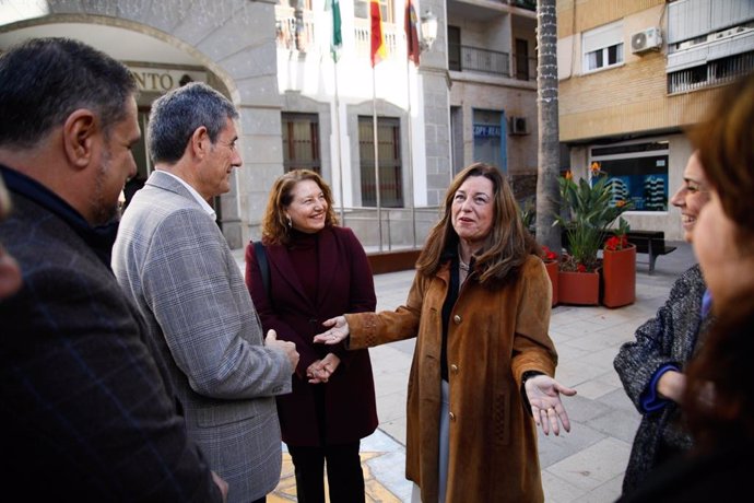 La consejera de Desarrollo Educativo y FP de la Junta de Andalucía, María del Carmen Castillo, junto al alcalde de Adra, Manuel Cortés, tras la reunión mantenida en Adra (Almería).