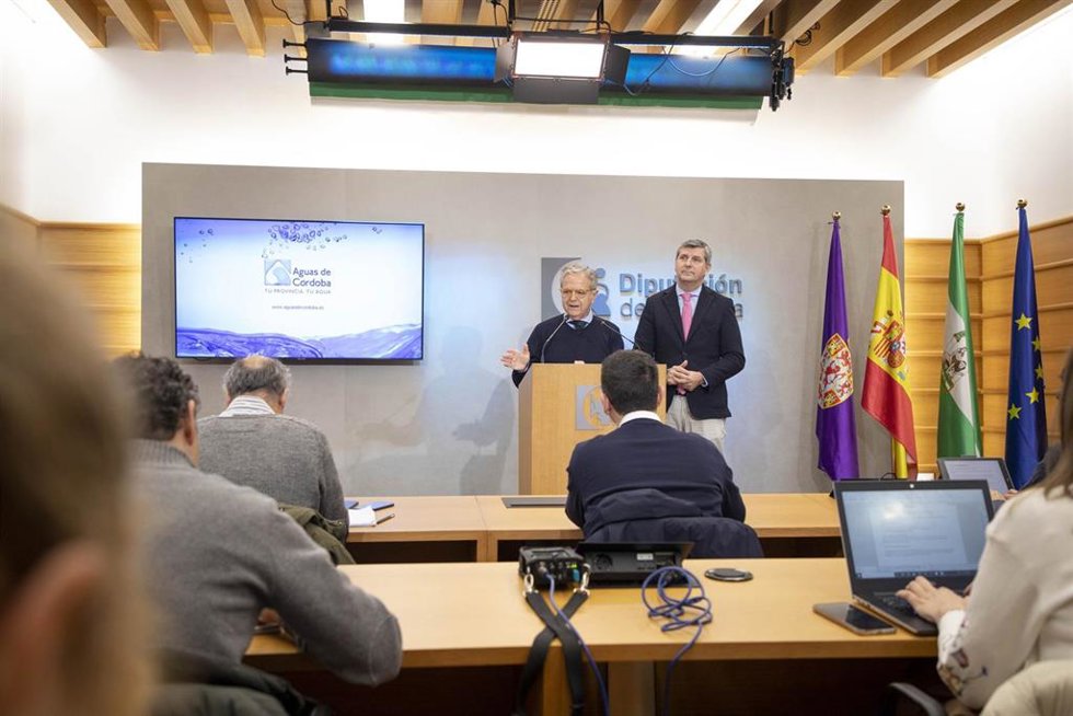 Salvador Fuentes (izda.) y Francisco Acosta en rueda de prensa.