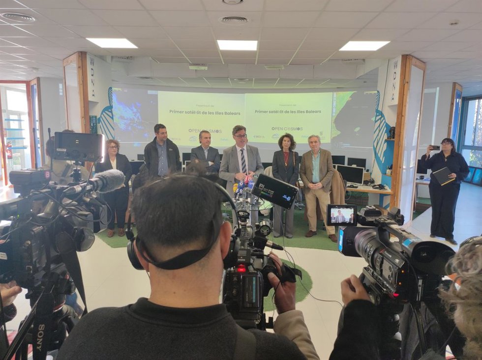 El vicepresidente Costa destaca la colaboración publicoprivada para fabricar el primer satélite de las Baleares