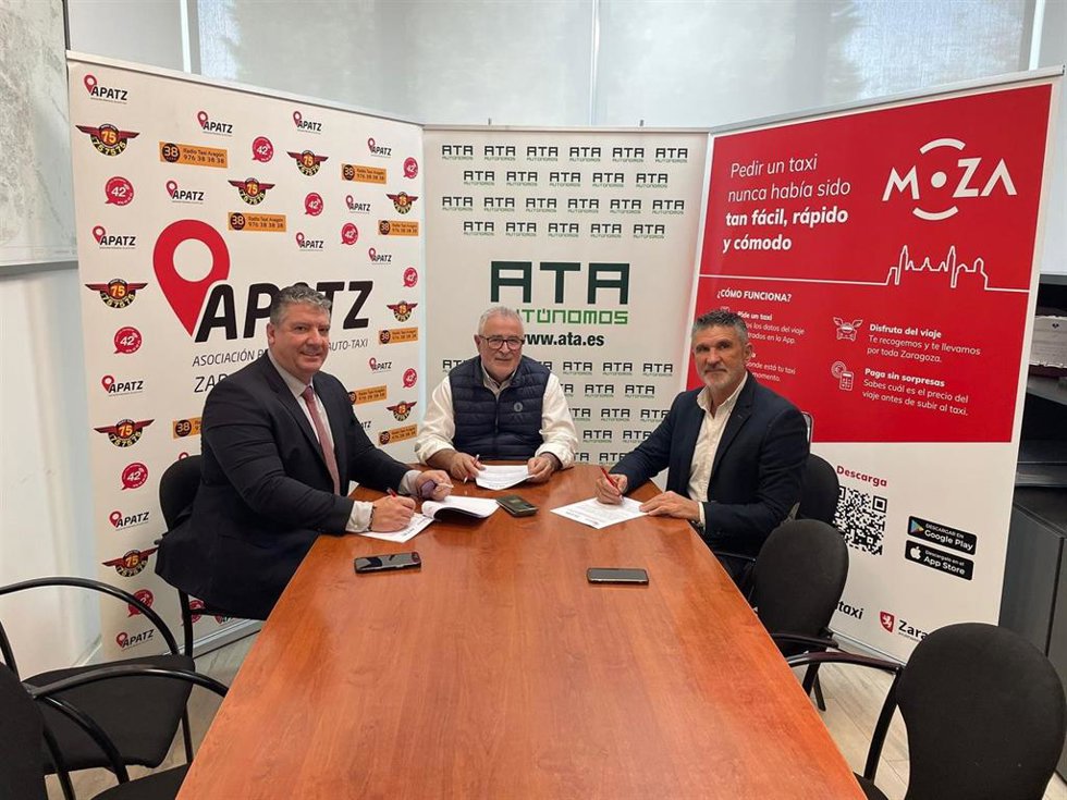Firma entre la Asociación Provincial de Auto-Taxi de Zaragoza y ATA Aragón.