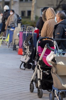 Archivo - Varias personas hacen cola para recibir alimentos de la Fundación Madrina, en la plaza de San Amaro, a 7 de enero de 2022, en Madrid (España). El objetivo de los actos de la Fundación Madrina durante las fiestas navideñas es rendir homenaje a lo