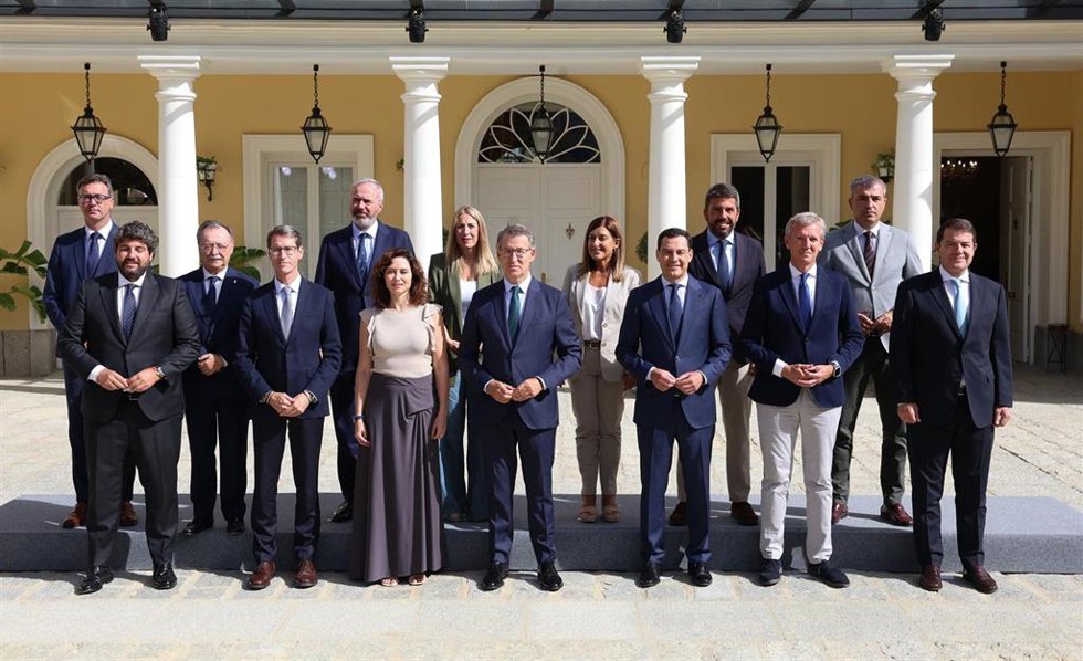 Archivo - Foto de familia, el presidente del PP, Alberto Núñez Feijóo, junto a los barones del PP, al llegar a una reunión con los presidentes autonómicos del Partido Popular, en el Palacio de los Duques de Pastrana, a 6 de septiembre de 2024, en Madrid