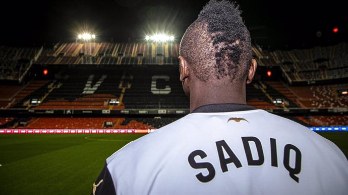 El delantero nigeriano Umar Sadiq contempla el Estadio de Mestalla en su presentación.