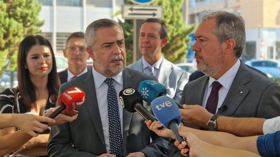 Archivo - El secretario provincial del PSOE de Almería, Juan Antonio Lorenzo, junto al secretario general del PSOE-A, Juan Espadas.