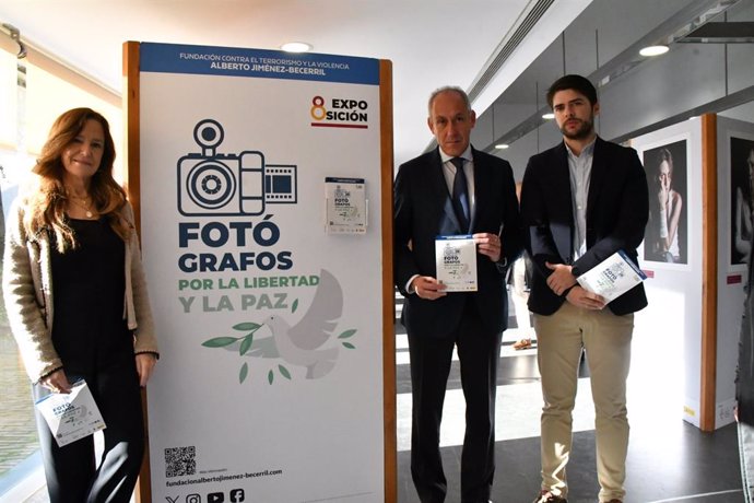 Inauguración de la VIII exposición "Fotógrafos por la Libertad y la Paz" de la Fundación Jiménez-Becerril