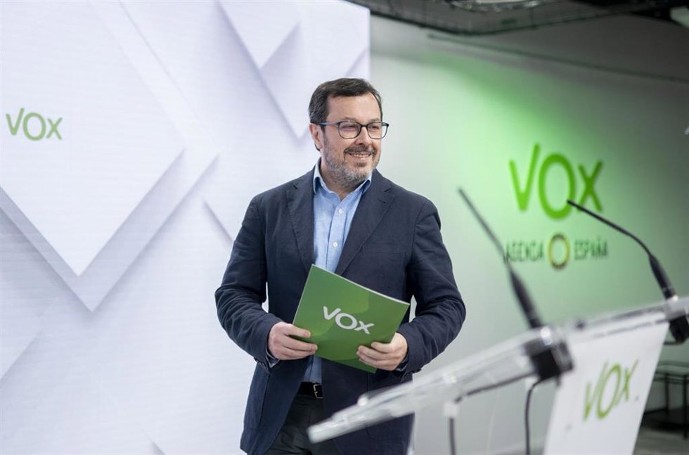 Archivo - El portavoz de Vox, José Antonio Fúster, a su llegada a una rueda de prensa tras la reunión del Comité de Acción Política de Vox, en la sede del partido.