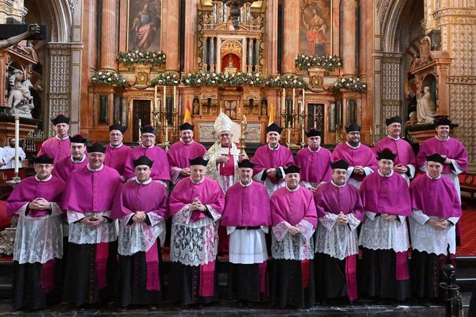 El obispo de Córdoba, Demetrio Fernández (centro), con los canónigos de la Catedral.