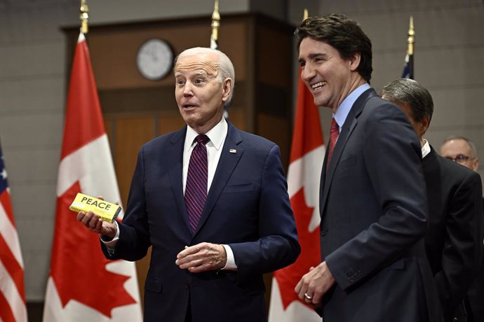 Archivo - FILED - 24 March 2023, Canada, Ottawa: Canadian Prime Minister Justin Trudeau looks on as President Joe Biden holds a Canadian made chocolate bar from Peace by Chocolate which was gifted to him during a ceremony at Parliament Hill. Photo: Justin