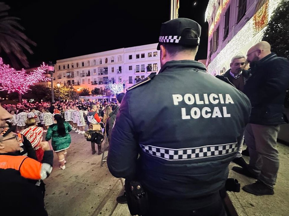 Un agente de la Policía Local de El Puerto durante una de las fiestas navideñas.