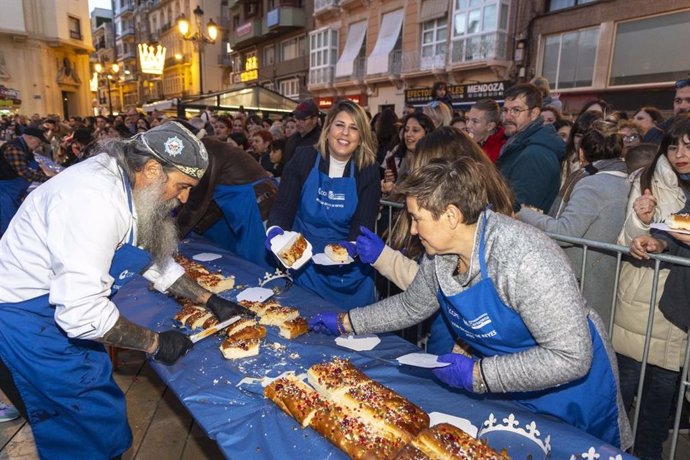 Tradicional roscón de Reyes gigante del Ayuntamiento y COPE en la plaza del Ayuntamiento