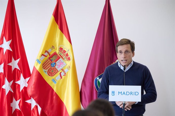 El alcalde de Madrid, José Luis Martínez-Almeida, atiende a los medios durante la inauguración de Los Cantiles, en el Parque Tecnológico de Valdemingómez 